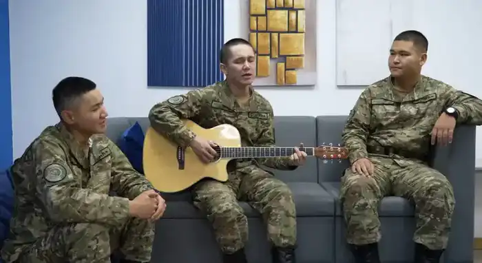 В армию со своей гитарой: история талантливого солдата (4)