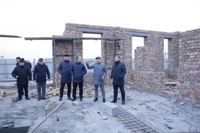 Ознакомился с ходом работ на железнодорожных вокзалах (3)