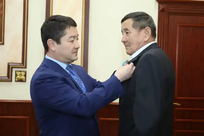 Нурдаулет Килыбай вручил ряду тружеников государственные награды (2)