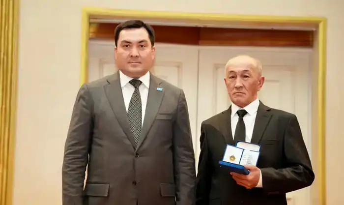 Госнаграды за свет и тепло: Министр энергетики Ерлан Аккенженов поздравил работников отрасли с профессиональным праздником (9)