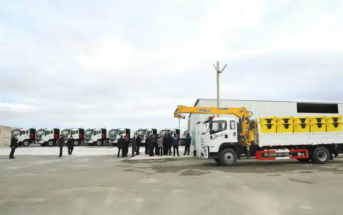 «Таза Қазақстан»: Аким области ознакомился с новой техникой для вывоза мусора (4)
