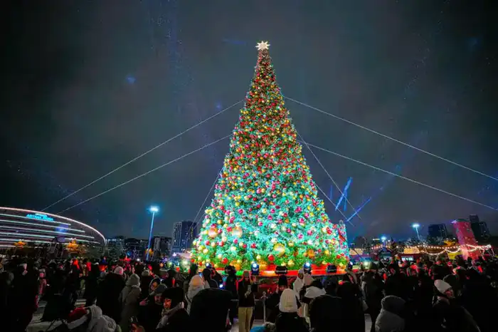 Астана погрузилась в атмосферу праздника с зажжением более 40 новогодних ёлок Астане
