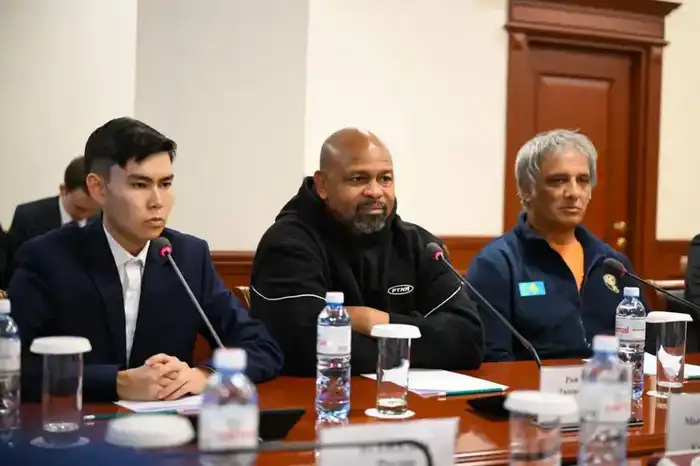 Ербол Мырзабосынов встретился с легендарным боксёром Роем Джонсом (7)