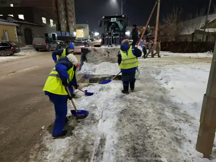 Снегопад в Астане: 413 дорожных рабочих и почти 1 000 единиц техники занимаются уборкой снега Астане