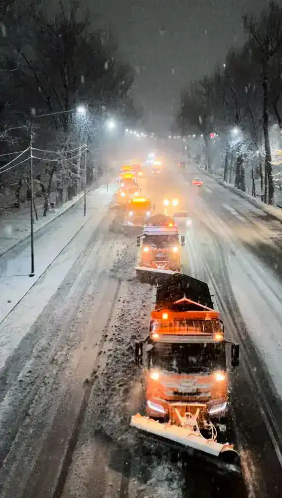 В Алматы коммунальные службы перешли на усиленный режим работы из-за снегопада (2)