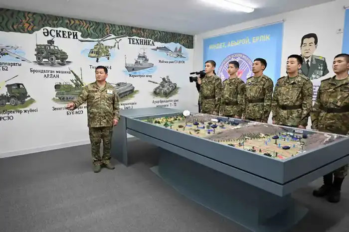 Глава государства посетил специализированную военную школу-интернат в Таразе (2)