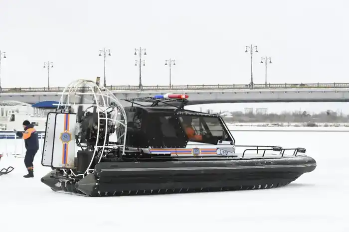 «Тонкий лед»: столичные спасатели напомнили горожанам правила безопасного поведения на льду (6)