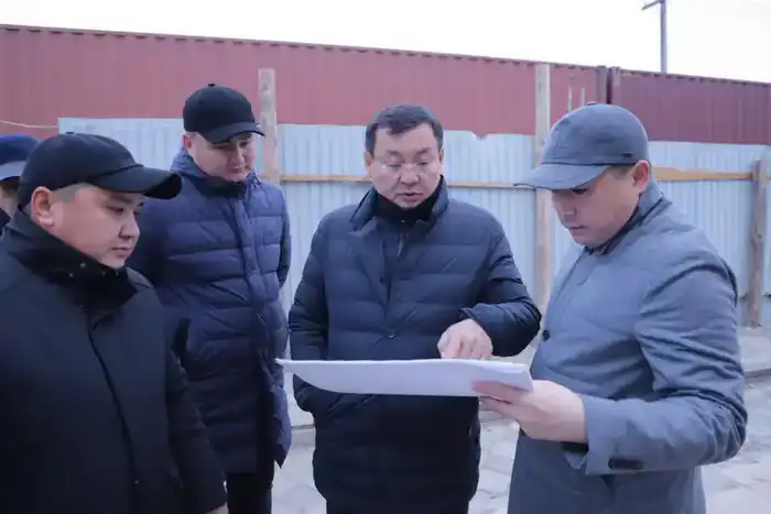 Ознакомился с ходом работ на железнодорожных вокзалах (5)