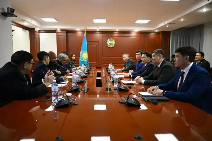 Ербол Мырзабосынов встретился с легендарным боксёром Роем Джонсом (6)