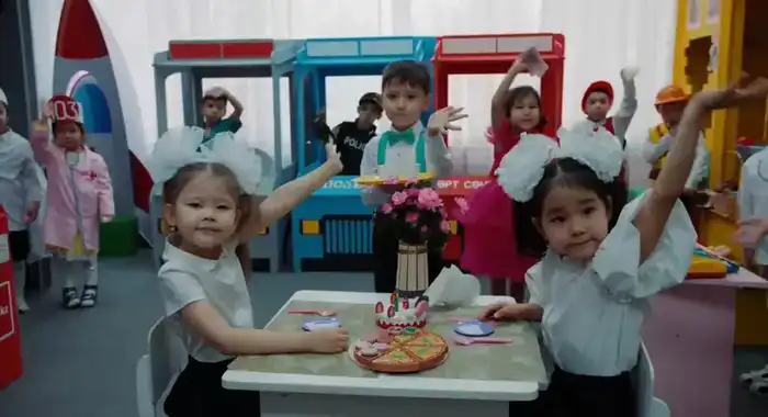 Во флешмобе в Астане участвуют более 2000 студентов колледжей в честь завершения Года рабочих профессий Астане