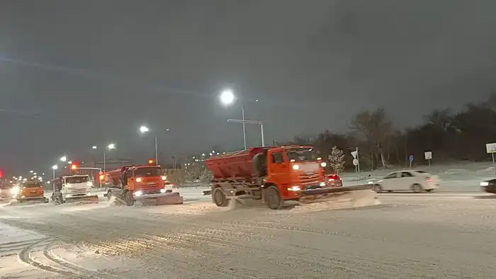 Тысяча единиц спецтехники задействована в снегоуборочных работах в Астане (3)