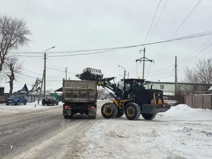 Около трех тысяч дорожных рабочих вышли на уборку снега в Астане (9)