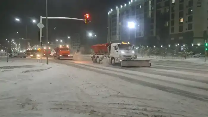 Более 1 200 единиц спецтехники задействованы в снегоуборке ночью в Астане (5)