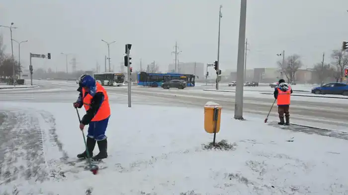 Свыше 1 тыс. единиц спецтехники задействовано в снегоуборочных работах днем в Астане (10)