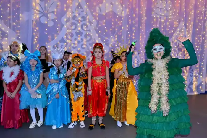 Новогодняя елка в Семее: поддержка 150 детей из нуждающихся семей Астане