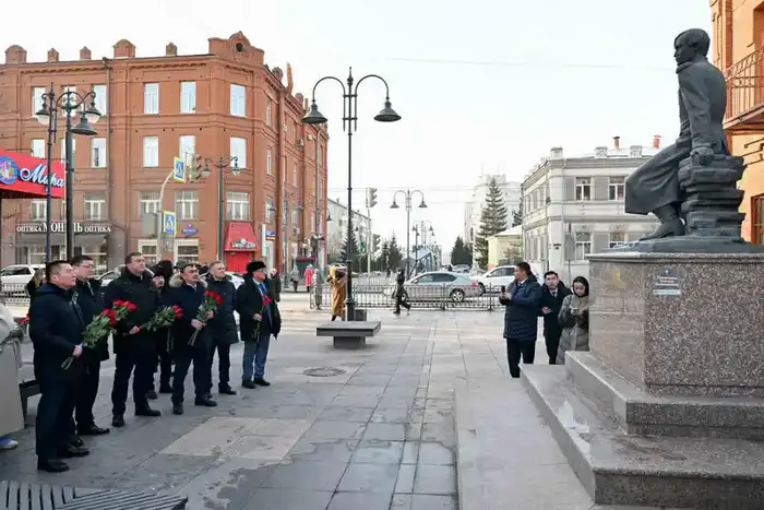 Посещение делегацией области Абай памятника Шокану Уалиханову в Омске: символ укрепления культурных связей Астане