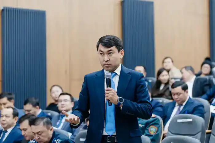 Серик Шапкенов обсуждает будущее Жылыойского района с местными жителями Астане