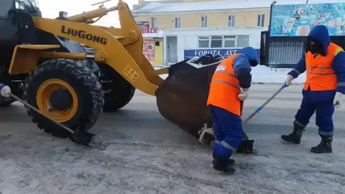 Свыше 1 400 единиц спецтехники задействованы в снегоуборочных работах и посыпке тротуаров техсолью в Астане (5)