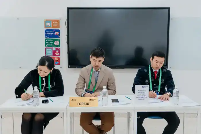 В Атырау: дебаты, где слова — это шахматные фигуры! Астане