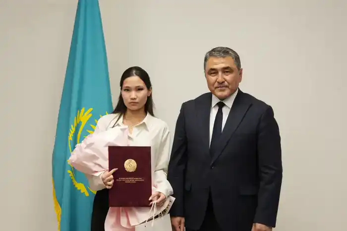 Школьница заключила меморандум с Министерством водных ресурсов и ирригации: министр Нуржан Нуржигитов встретился с автором научной разработки для сбора воды из воздуха (7)