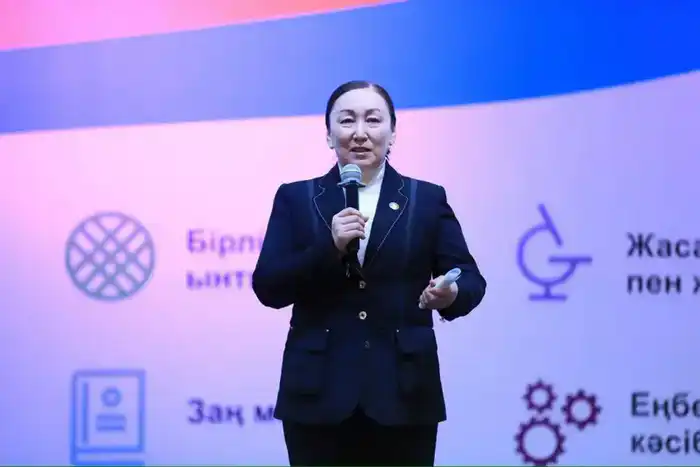 В Актобе авторы QazVac и эксперты в сфере медицины обсудили с будущими врачами национальные ценности (9)