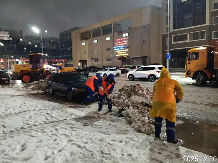 Коммунальные службы Астаны усиливают работу по уборке улиц из-за снегопада Астане