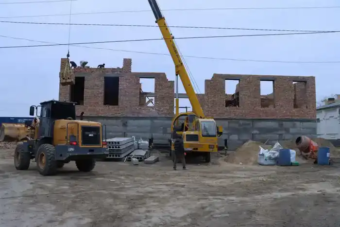 Ознакомился с ходом работ на железнодорожных вокзалах (7)