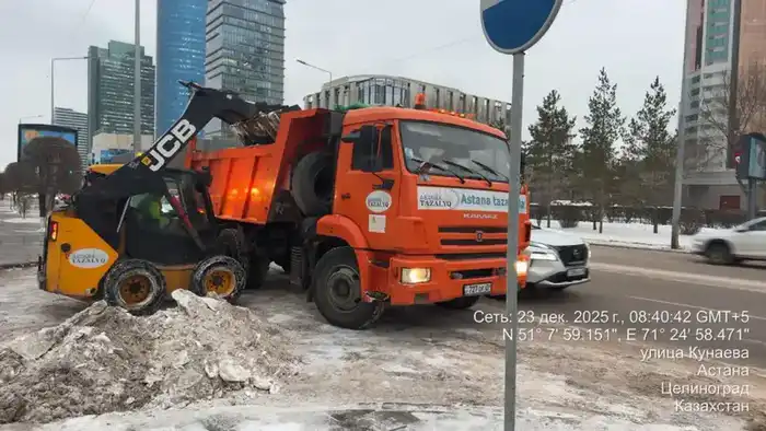 Около трех тысяч дорожных рабочих вышли на уборку снега в Астане (5)