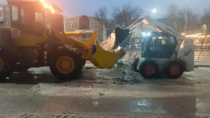 Коммунальные службы Астаны продолжают борьбу с гололедом, используя 3 500 тонн техсоли и убирая 1,4 миллиона кубометров снега Астане