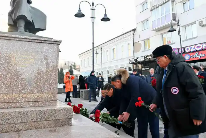 Делегация области Абай посетил памятник Шокана Уалиханова и мемориальную доску Кемеля Токаева в Омске (3)