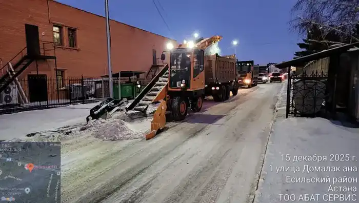 Более 1 200 единиц спецтехники вышли на уборку снега в Астане в ночную смену (5)
