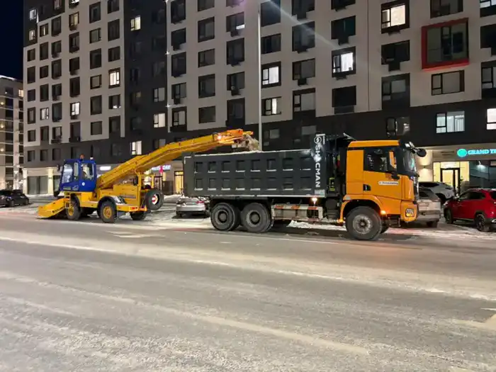 Более 1 200 единиц спецтехники вышли на уборку снега в Астане в ночную смену (2)