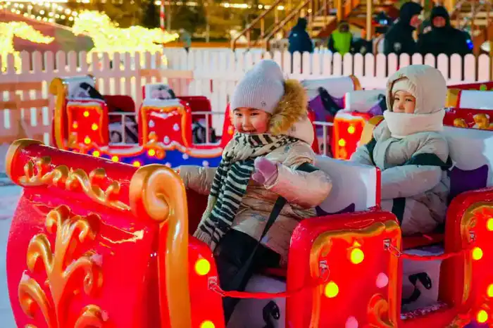 Более 40 новогодних ёлок одновременно зажгли в Астане (9)