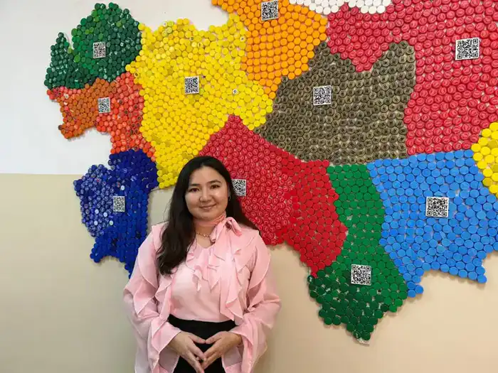 «Таза Қазақстан»: школьники сплели экокарту Казахстана из 7 000 пластиковых крышек Астане