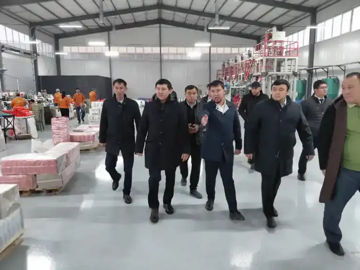 Вице-министр торговли и интеграции РК Айдар Абилдабеков посетил предприятия Туркестанской области и провёл встречу с населением и представителями бизнеса (2)