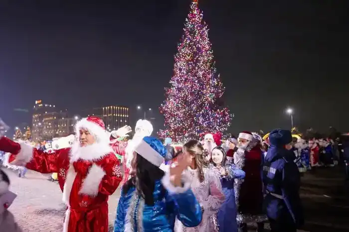 Тысячи жителей Шымкента собрались на торжественное зажжение новогодней ёлки, отражая дух праздника и единства Астане