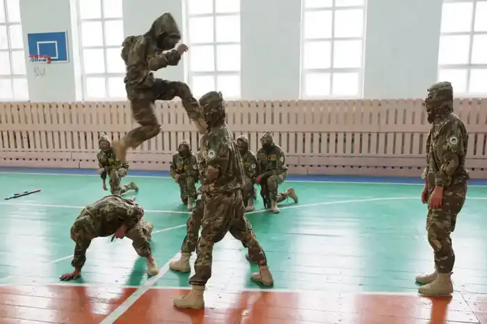 В Байзакском районе школьники участвуют в военно-патриотическом клубе «Жас бүркіт», направленном на воспитание ответственной молодёжи и снижение правонарушений. Астане