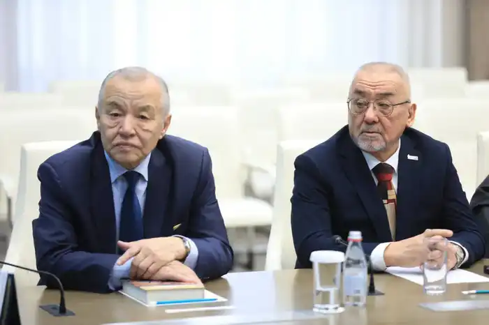 В Актобе писателям вручили грант «Қазына» (2)