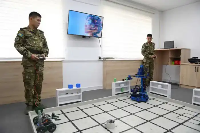 Глава государства посетил специализированную военную школу-интернат в Таразе (3)