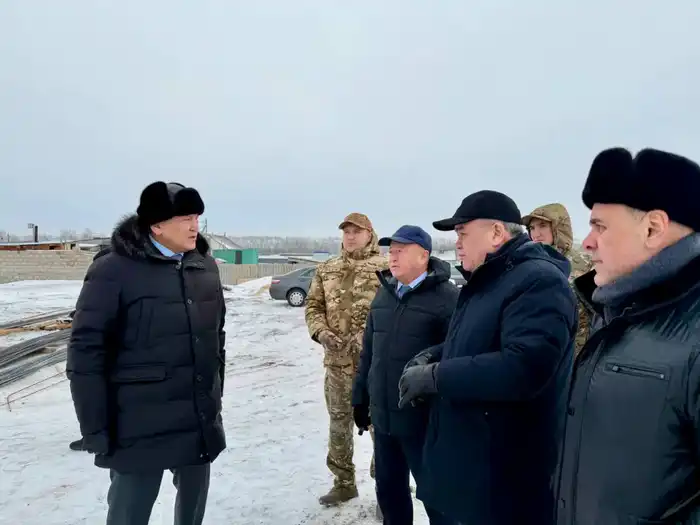 Аким области совместно с жителями села Прибрежное провел инспекцию хода реконструкции защитных сооружений (3)