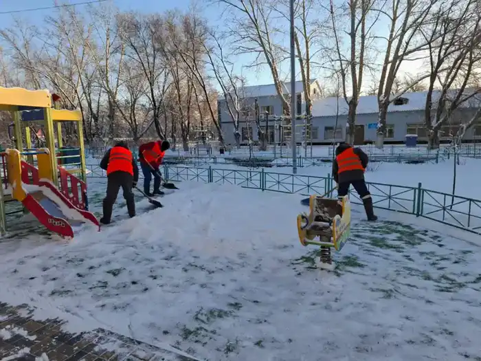 Более 3 000 дорожных рабочих и 1 300 единиц спецтехники задействованы в снегоуборочных работах в Астане (5)