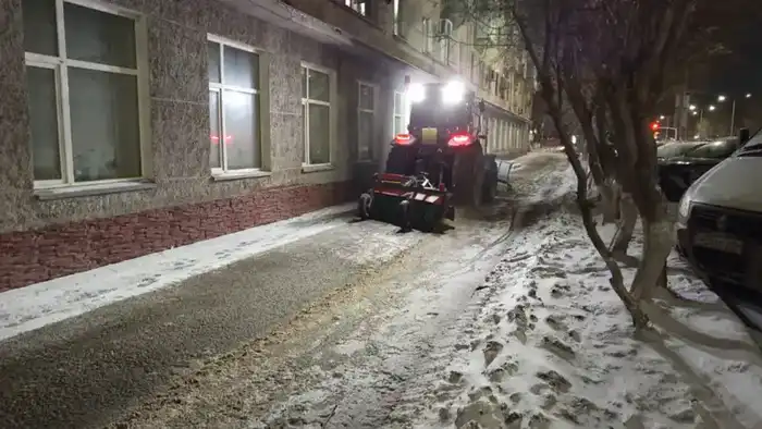 Свыше 1 400 единиц спецтехники задействованы в снегоуборочных работах и посыпке тротуаров техсолью в Астане (4)