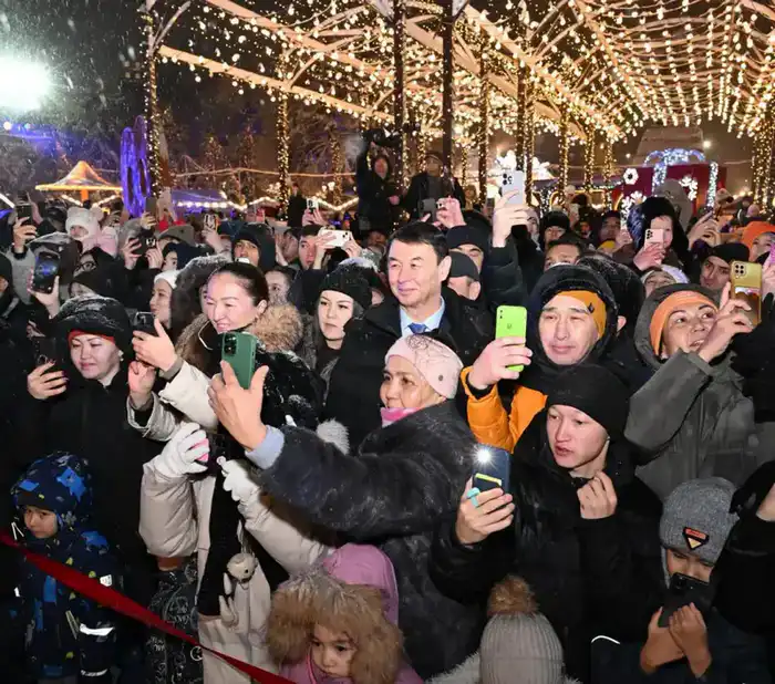 Алматы открывает новогодний сезон с впечатляющим световым шоу на главной ёлке Астане