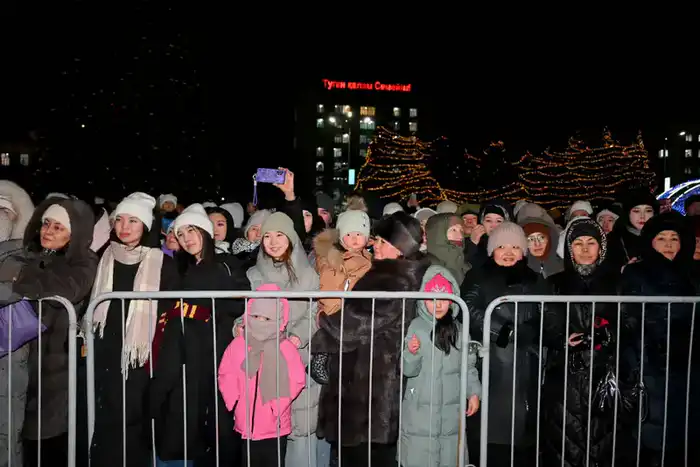 В Семее зажгли огни новогодней елки (9)