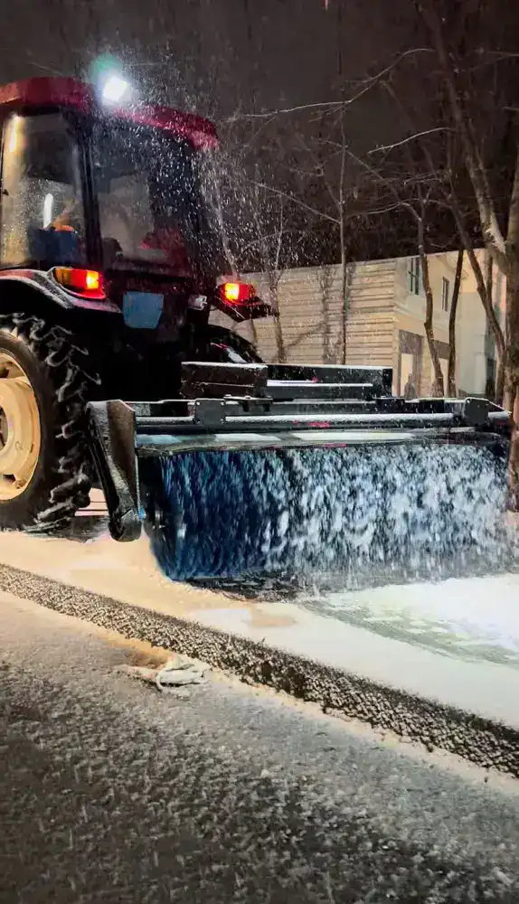 В Алматы коммунальные службы перешли на усиленный режим работы из-за снегопада (4)