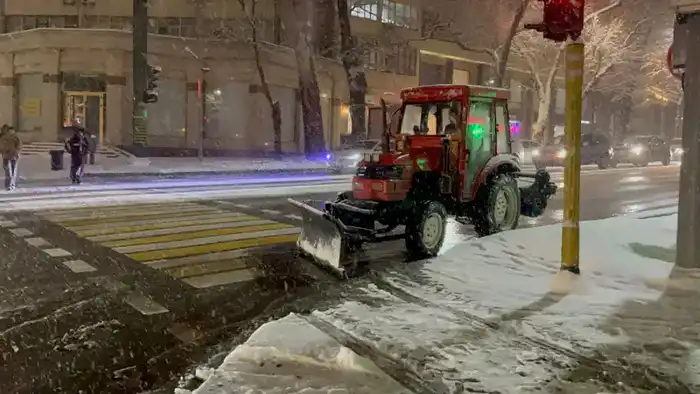 Снегопад в Алматы: коммунальные службы продолжают уборку города Астане