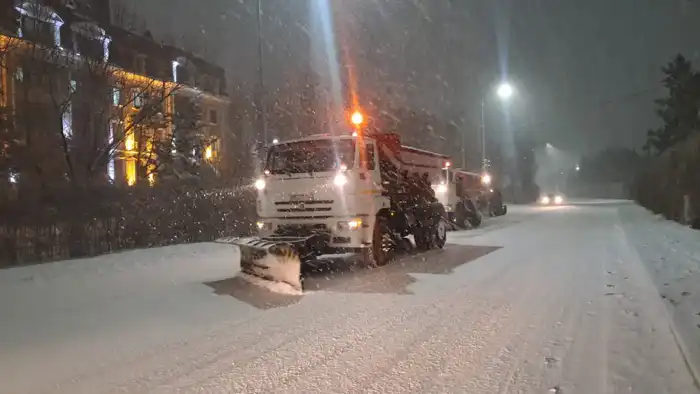 Тысяча единиц спецтехники задействована в снегоуборочных работах в Астане (6)