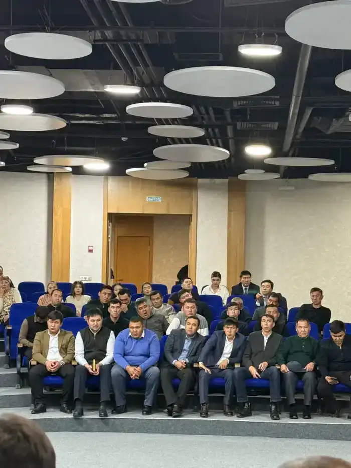 Вице-министр торговли и интеграции РК Айдар Абилдабеков посетил предприятия Туркестанской области и провёл встречу с населением и представителями бизнеса (7)