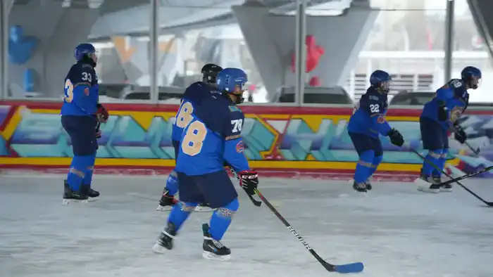 На льду единства: казахстанские спасатели сражаются за победу на международном хоккейном турнире Астане