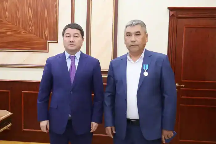 Нурдаулет Килыбай вручил государственные награды людям труда (6)